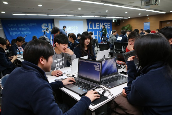 무박 3일간 열리는 사물인터넷 경진대회인 슈퍼챌린지 해커톤에 참가한 대학생들이 프로그램 개발을 준비하고 있다.