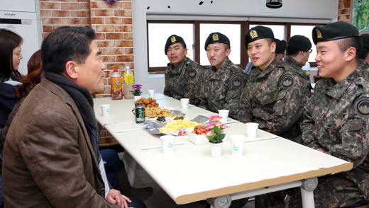 국방부가 일반 부대의 경우 휴일과 평일 면회를 허용한 가운데 육군 21사단 백호부대 장병들이 부모님과 면회를 하고 있다.   