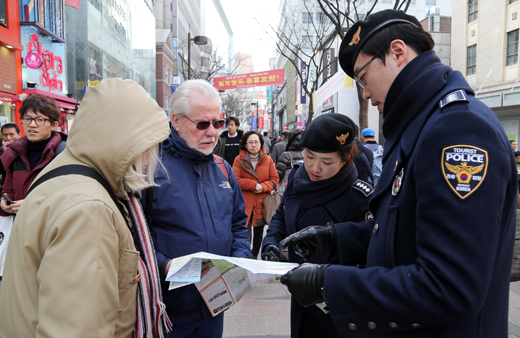 영국에서 온 외래관광객들에게 지도를 보며 설명해주고 있다.