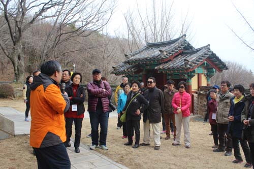 충민사에서 충무공 이순신에 관한 이야기를 듣고 잠시 묵념을 올렸다.