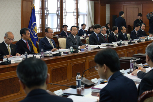 이완구 국무총리가 30일 오전 서울 세종로 정부서울청사에서 열린 중앙안전관리위원회에서 모두발언을 하고 있다.(사진=저작권자(c)연합뉴스.무단전재-재배포금지)