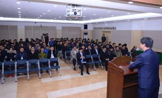 화천군청 월례조회 장면. 최문순 화천군수는 공무원들의 애국가 소리가 작은 것에 대한 개선방안을 지시했다.