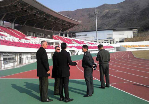 국제군인스포츠위원회 소속 조정위원회 실사단이 2015 경북문경세계군인체육대회 주경기장인 국군체육부대를 방문해 각종 경기시설을 둘러보고 있다. (사진제공 =2015 문경 세계군인체육대회 조직위원회)　