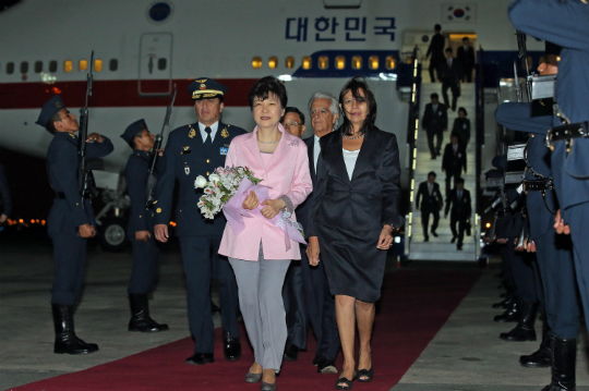 중남미를 순방중인 박근혜 대통령이 18일 오후(현지시간) 두번째 순방국인 페루 리마 호르헤차베스 국제공항에 도착, 영접나온 산체스 외교부 장관과 의장대를 사열하며 공항을 빠져 나가고 있다. (사진=저작권자 (c) 연합뉴스. 무단전재-재배포금지)