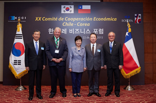 박근혜 대통령이 22일 오후(현지시간) 칠레 산티아고 시내 한 호텔에서 열린 한-칠레 비즈니스 포럼에 참석, 기념촬영하고 있다. (사진=청와대)
