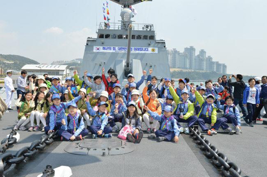 해군작전사령부를 방문한 어린이들이 강감찬함에 올라 기념 사진을 찍고 있다.(사진제공=국방일보)