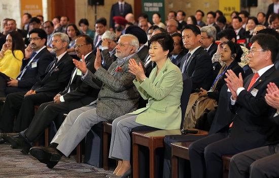 박근혜 대통령과 나렌드라 모디 인도 총리가 19일 오전 서울 중구 롯데호텔에서 열린 한·인도 CEO 포럼에서 박용만 대한상의 회장의 환영사 뒤 박수치고 있다.(사진=저작권자 (c) 연합뉴스. 무단전재-재배포금지)