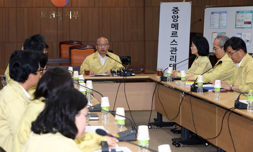 문형표 보건복지부 장관이 29일 오전 정부세종청사 보건복지부 중앙 메르스 관리 대책본부에서 열린 메르스 일일상황점검회의를 주재하고 있다.(사진=저작권자(c)연합뉴스.무단전재-재배포금지)