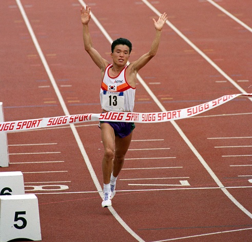 1991년 영국 셰필드 하계유니버시아드 마라톤에서 황영조가 1위로 골인하고 있다. 황영조는 이듬해인 92년 바르셀로나올림픽 마라톤에서 한국 국적으로 사상 첫 금메달을 목에 걸었다.(사진=저작권자(c)연합뉴스.무단전재-재배포금지) 