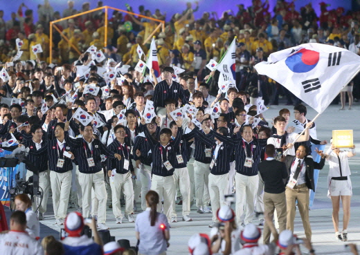 한국 선수단이 입장하고 있다. 한국은 이번 대회에서 종합 3위를 목표로 하고 있다. 