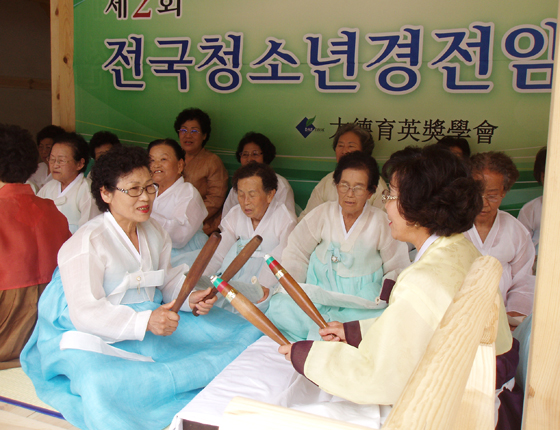 안동이라 하면 흔히 양반문화, 유교문화 등을 떠올리지만 안동은 사실 여성문화의 중심지기도 하다. 