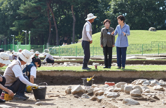 박근혜 대통령이 7일 오후 경주의 신라왕경(월성) 발굴조사 현장을 방문해, 조사단을 격려하고 있다.