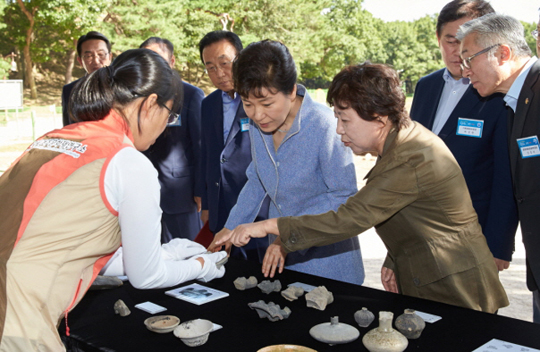 박근혜 대통령이 7일 오후 경주의 신라왕경(월성) 발굴조사 현장을 방문해, 발굴유물에 대해 설명을 듣고 있다.
