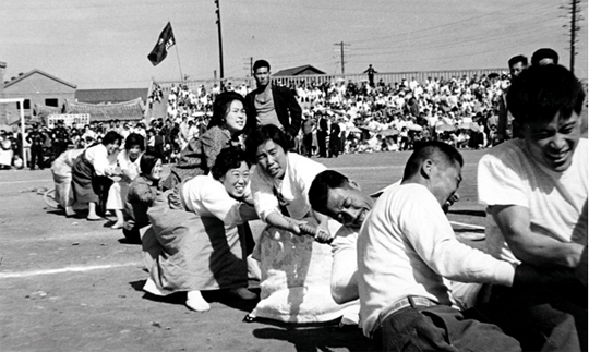 시골 축제였던 운동회 날 주민들이 온 힘을 다해 줄다리기를 하는 광경(1985년).(사진=동아DB)