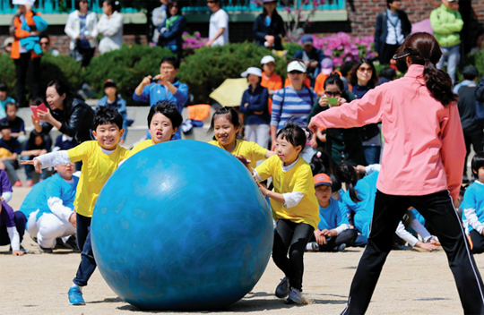 2013년 5월 1일 서울 강동구 한 초등학교에서 열린 봄 운동회. 가을 대신 봄에 운동회를 열거나 아예 열지 않는 학교가 늘고 있다.(사진=동아DB)