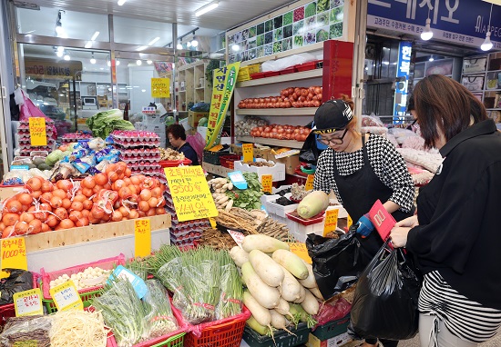 직접 기른 신선한 채소를 싸게 파는 개똥이네야채가게. 능이버섯 등 자연산 버섯도 유명하다.