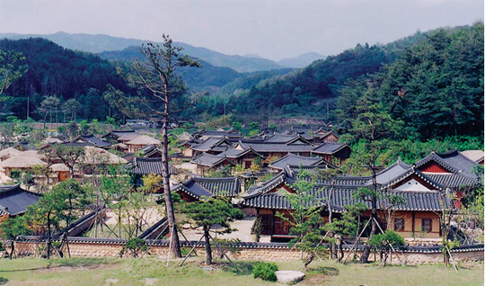 경북 영주시의 ‘선비촌’. 조선시대 선비들이 학문을 연마하던 소수서원 바로 옆에 위치한 선비촌에는 경북도 무형문화재인 두암고택 등 이 지역 종갓집 9채를 재현했고 초가도 전통을 살려 까치구멍집 형태로 복원했다.(사진=동아DB)