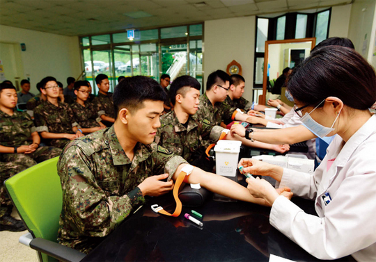 7월 13일 경기 성남시 국군수도병원에서 장병들이 ‘상병 건강검진’을 받고 있다.(사진=국방일보)