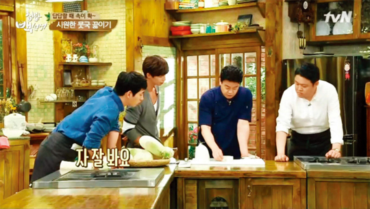  tvN ‘집밥 백선생’에 출연 중인 외식 사업가 백종원 씨는 ‘누구나 쉽게 만드는 맛있는 요리’를 표방하며 요리 초보자들에게 다양한 비법을 전수한다(tvn 집밥 백선생).
