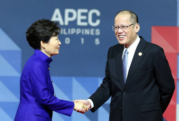 박근혜 대통령이 19일 APEC 정상회의가 열린 마닐라 필리핀 인터내셔널 컨벤션센터(PICC)에 도착, 아키노 필리핀 대통령과 인사하고 있다. (사진=저작권자(c)연합뉴스.무단전재-재배포금지)