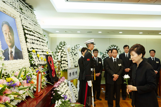 박근혜 대통령이 23일 오후 서울대병원에 마련된 고(故) 김영삼 전 대통령의 빈소를 찾아 헌화하고 있다. (사진=저작권자(c)연합뉴스.무단전재-재배포금지)