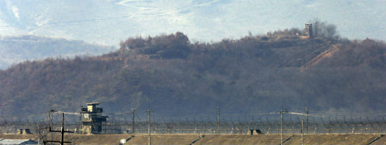 북한이 지난달 제4차 핵실험에 이어 한 달여만인 7일 장거리 로켓(광명성호)을 발사한 가운데 남북한 초소가 임진강을 사이에 두고 마주보고 있다.<저작권자(c) 연합뉴스, 무단 전재-재배포 금지>