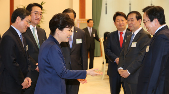 박근혜 대통령이 19일 오후 청와대에서 열린 전국 시도지사 간담회에서 박원순 서울시장, 서병수 부산시장 등 시도지사와 대화하고 있다. 오른쪽부터 서병수 부산시장, 박원순 서울시장, 권영진 대구시장, 박근혜 대통령, 현기환 정무수석, 유정복 인천시장. (사진=저작권자(c) 연합뉴스, 무단 전재-재배포 금지)