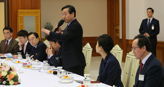 전국 시도지사협의회장인 유정복 인천시장이 19일 오후 청와대에서 열린 전국 시도지사 간담회에서 대표인사말을 하고 있다. (사진=저작권자(c) 연합뉴스, 무단 전재-재배포 금지)