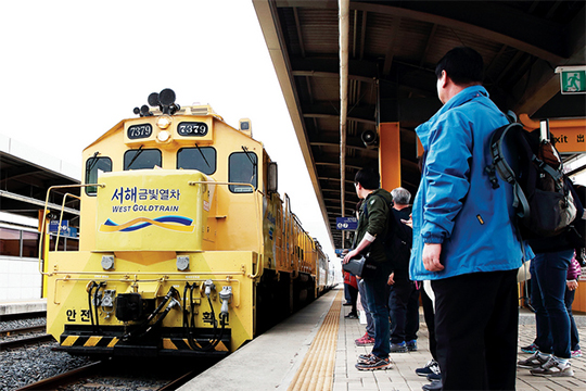 지난해 4월 ‘살아가는 일은 아름다워서 눈물겨워라’라는 주제로 서해금빛열차를 타고 충남 서천 국립생태원으로 답사 여행을 떠나는 참가자들.(사진=국립중앙도서관)