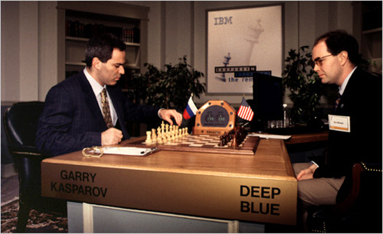 체스 챔피언인 개리 카스파로프와 인공지능 ‘딥블루’가 체스를 두고있다.(출처=IBM)
