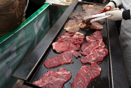 OECD가 발표한 2014년 기준 OECD 34개국 1인당 육류 소비량에 따르면 한국의 연간 1인당 육류 소비량(51.3㎏)은 OECD 평균(63.5㎏)에 비해 적고 GDP가 높을수록 닭고기 등 백색육 소비량이 높은 것으로 나타났다. <저작권자(c) 연합뉴스, 무단 전재-재배포 금지>
