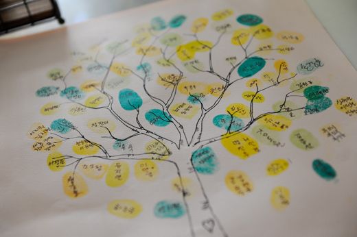 하객들이 지문을 찍어 만든 방명록.