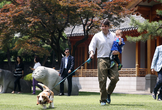 28일 오후 서울 중구 주한미국대사관저에서 열린 개방 행사에서 리퍼트 대사가 아들 세준군과 함께 방문객을 맞이하러 나오고 있다. <저작권자(c) 연합뉴스, 무단 전재-재배포 금지> 