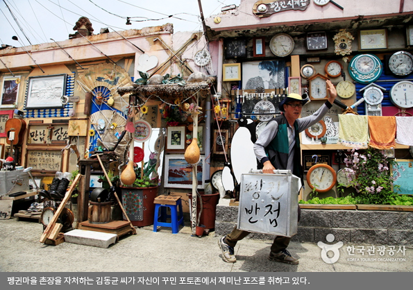 펭귄마을 촌장을 자처하는 김동균 씨가 자신이 꾸민 포토존에서 재미난 포즈를 취하고 있다.