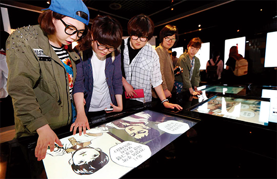 서울 서초구 반포동 국립중앙도서관에서 열린 ‘올 웹툰’ 전시에서 학생들이 웹툰 체험을 하고 있다.(사진=동아DB)