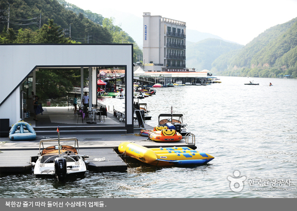 북한강 줄기 따라 들어선 수상레저 업체들