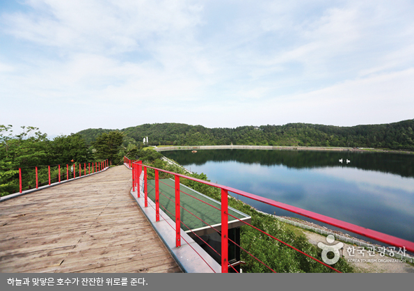 하늘과 맞닿은 호수가 잔잔한 위로를 준다