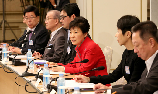 박근혜 대통령이 7일 청와대에서 열린 제10차 무역투자진흥회의에서 발언하고 있다.