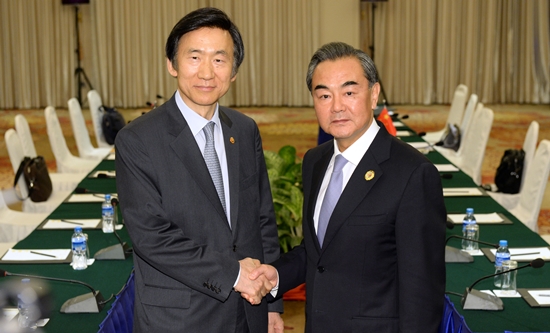 윤병세 외교장관은 지난 24일 동남아시아국가연합(ASEAN) 관련 외교장관회의 참석차 방문 중에 왕이 중국 외교부장과 회담을 가졌다.