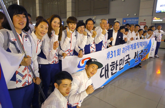 리우올림픽 개막을 10일여 앞둔 26일 밤 올림픽에 참가하는 대한민국 선수단 본진이 전세기편으로 브라질 리우데자네이루로 출국하기 전 파이팅을 외치고 있다. (사진=저작권자(c) AP연합뉴스, 무단 전재-재배포 금지)