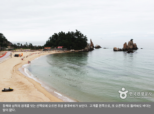 동해와 삼척의 경계를 잇는 산책로에 오르면 추암 촛대바위가 보인다. 고개를 왼쪽으로, 또 오른쪽으로 돌려봐도 바다는 말이 없다.