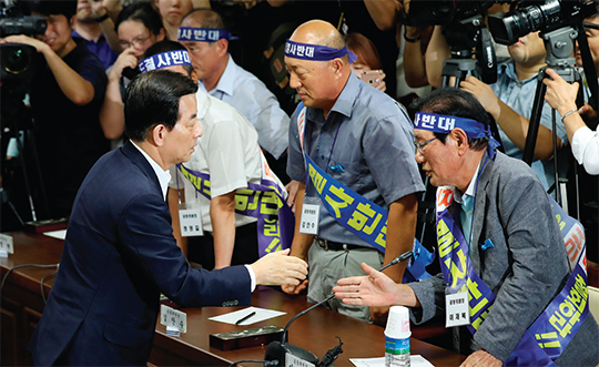 한민구 국방부 장관이 8월 17일 오후 경북 성주군청에서 열린 주민과의 간담회에서 인사를 나누고 있다.(사진=저작권자(c) 연합뉴스, 무단 전재-재배포 금지)