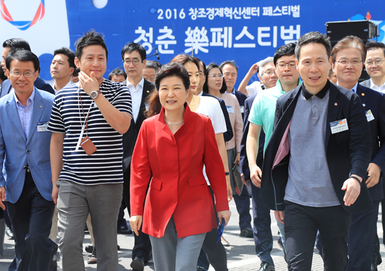 박근혜 대통령이 26일 오전 서울 성동구 한양대학교 올림픽 체육관에서 ‘2016 창조경제혁신센터 페스티벌’ 개막식 행사를 마친 뒤 관련 전시부스로 이동하고 있다. (사진=저작권자(c) 연합뉴스, 무단 전재-재배포 금지) 