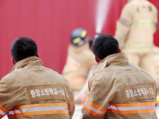 국민을 위해 헌신하는 소방·경찰 등 위험현장 근무 공무원들의 직무수행 중 발생한 재해에 대한 보상체계를 담은 ‘공무상 재해보상법(가칭)’ 제정을 추진한다.(사진=저작권자(c) AP연합뉴스, 무단 전재-재배포 금지)