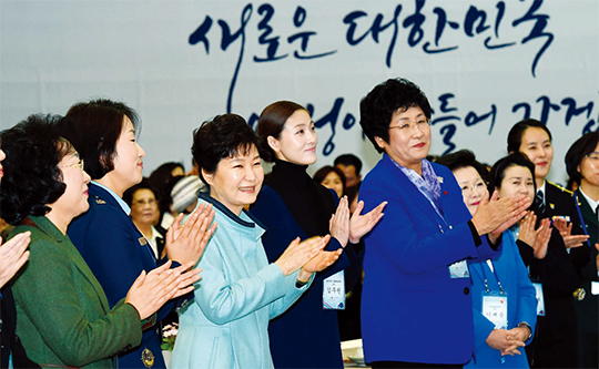 박근혜 대통령이 2016년 1월 여성 신년인사회에 참석해 여성들을 격려하고 있다.(사진=동아DB)