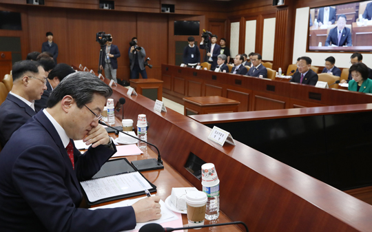 6일 오전 서울 세종로 정부서울청사에서 열린 경제관계장관회의에서 참석자들이 유일호 부총리 겸 기획재정부 장관의 발언을 듣고 있다. (사진=저작권자(c) 연합뉴스, 무단 전재-재배포 금지)