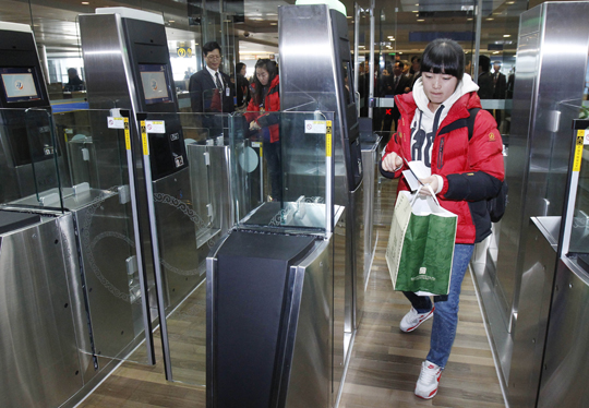 인천공항 무인자동출입국심사대. (사진=저작권자(c) 연합뉴스, 무단 전재-재배포 금지) 