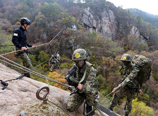 육군특수전사령부 특수전학교는 전문 산악침투요원 양성을 위한 산악전문과정 교육을 진행하고 있다. 산악훈련장에서 교육생들이 암벽 등반 및 횡단 훈련을 하고 있다.