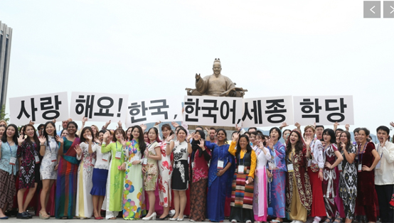 지난 9월 서울 광화문광장 세종대왕 동상 앞에서 열린 `2016 세종학당 우수 학습자 초청 연수`행사. 사진=공감포토