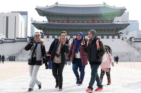 지난달 23일 오후 서울 경복궁을 찾은 외국인 관광객들. (사진=저작권자(c) 연합뉴스, 무단 전재-재배포 금지)